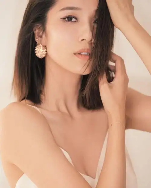 李亚男庆生吊带裙锁骨性感写真图片