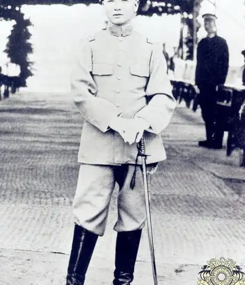 年轻时候的袁世凯(中间者).