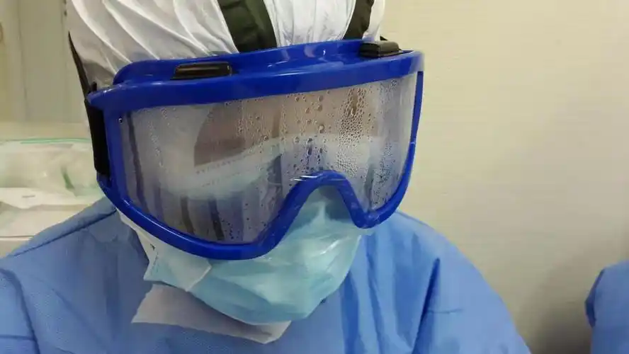 医护人员每说一句话,护目镜上就是一层雾