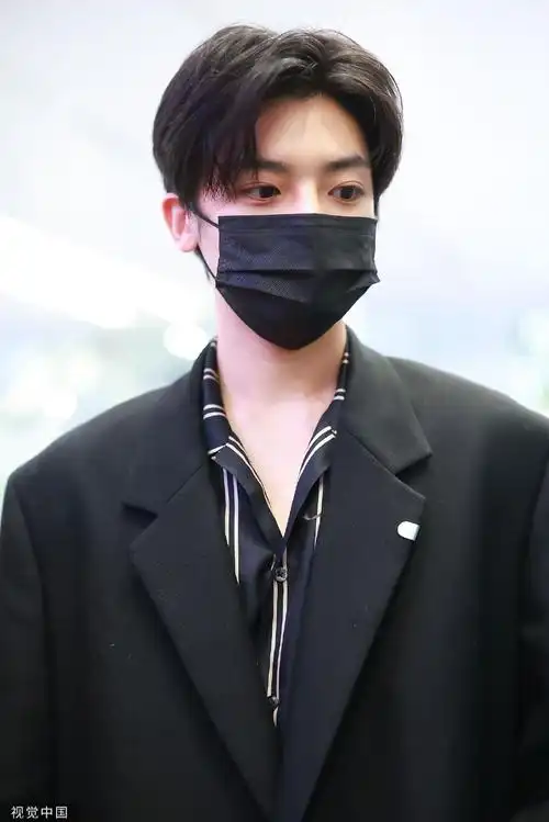 组图:侯明昊穿黑色长款大衣抵达机场 清爽短发帅气洒脱超有型