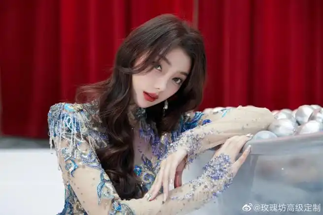 李紫婷mimi身着guopei(郭培)高定沙龙青花瓷礼服惊艳亮相#时尚知道