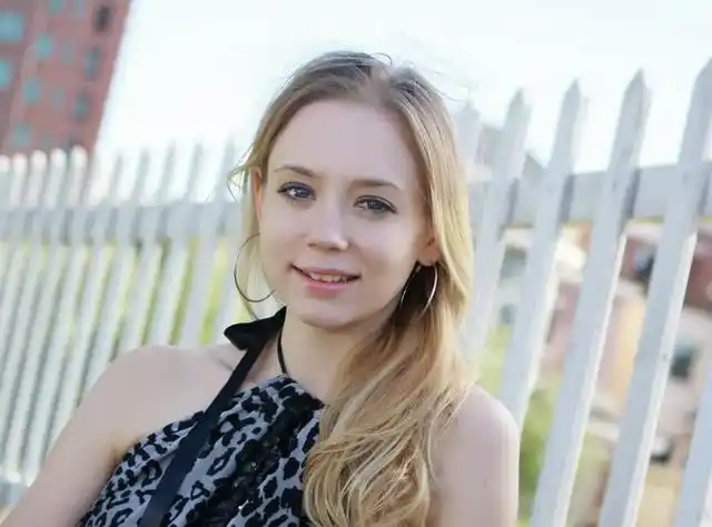 除此之外,俄罗斯政府为了能让当地更多的美女嫁人,允许外国人和当地