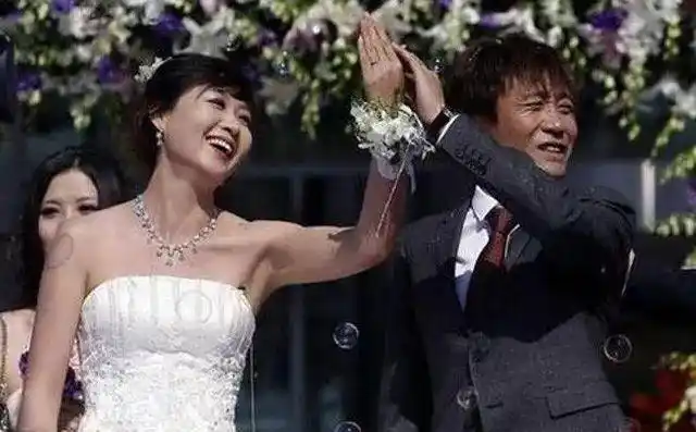 2011,40岁的高峰和现任妻子范春玲结婚,两人是高中同学.