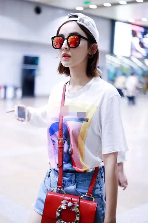 古力娜扎一字肩内搭卫衣,娱乐圈头回见,网友:恕我不懂时尚!