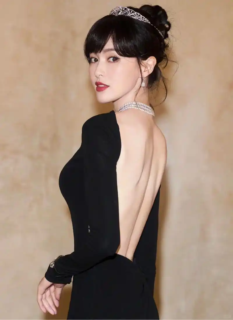 唐嫣大胆露出迷人美背,一转身惊艳美不胜收网友:口水流一地!