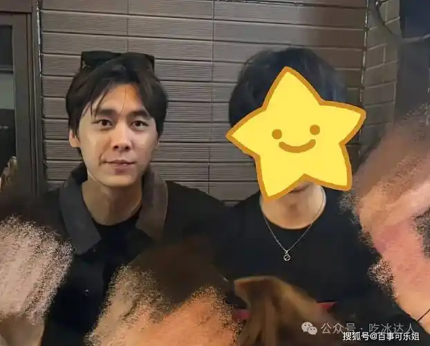 李易峰东港行被网友偶遇,发型清爽似高中生,高铁上暖心换座