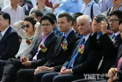 郭晶晶霍启刚情侣装亮相游艇会 秀无名指巨钻(3)