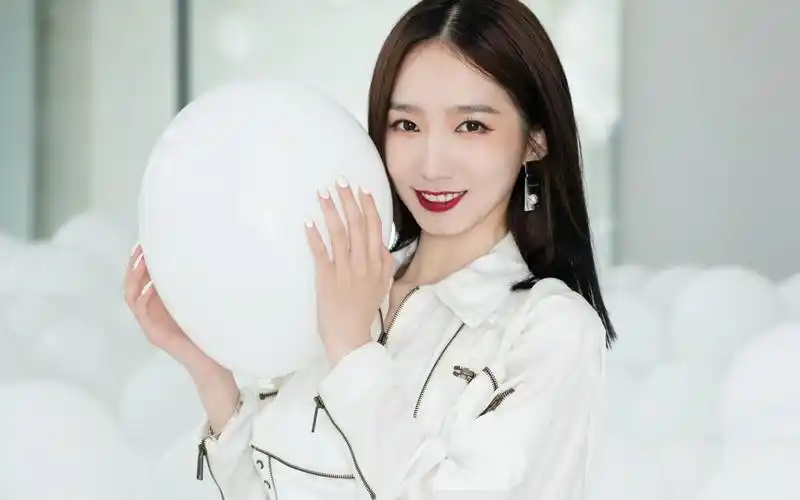 孟美岐酷飒性感图片桌面壁纸