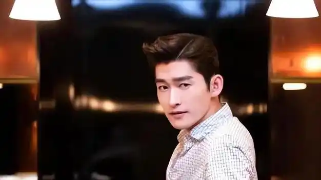 张翰疑新恋情曝光年轻漂亮身材好粉丝辟谣称是工作人员