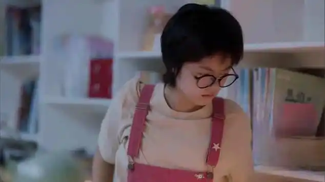 少年派:邓小琪不理林妙妙,钱三一还发来她的表情包,太欠了|国产电影