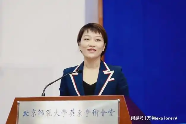 她毕业于外交学院,2015年加入华为,曾任华为公司公共及政府事务部副