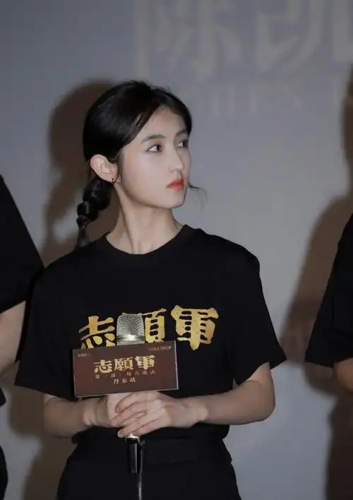 张子枫倾注热血青春,敬使命卫和平,不屈不挠,奋勇相争.