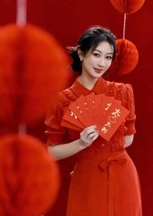 春晚节目中,杨紫开场参演了大合唱,后又和王宝强,王宁一起给大家带来