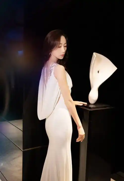 韩雪一身露肩白衣高冷气质写真_美得_网友