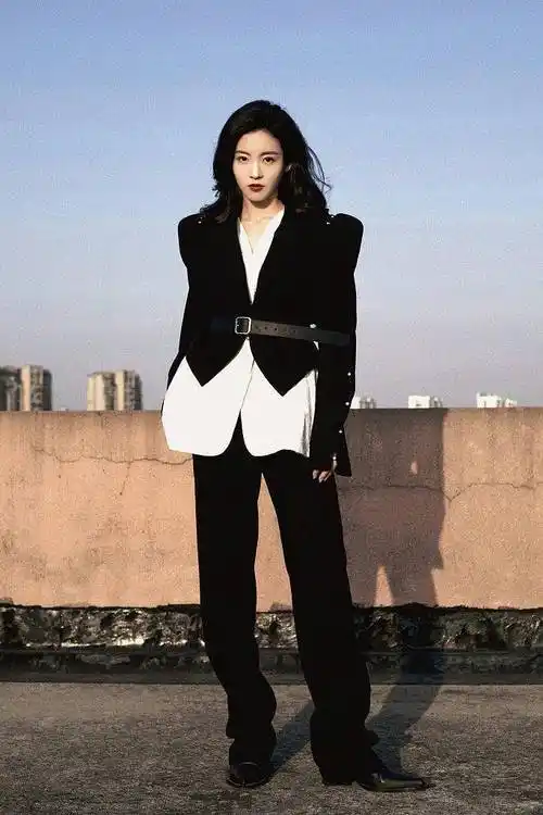 孙芮西装写真帅气冷御将亮相开播情景喜剧塑造多变角色