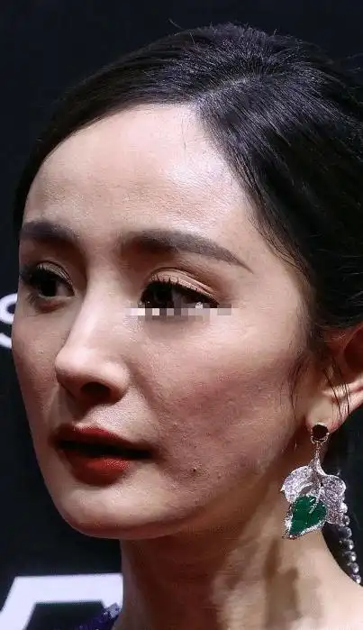杨幂老太多了生图曝光没有美颜滤镜下的她皮肤差到难以想象