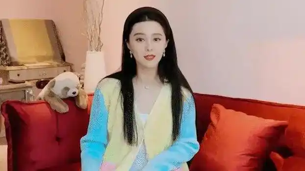 范冰冰历年合照曝光,与成龙亲密互动引发热议