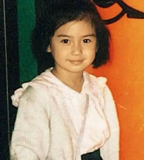 杨颖在他祖母家度过了他的童年.