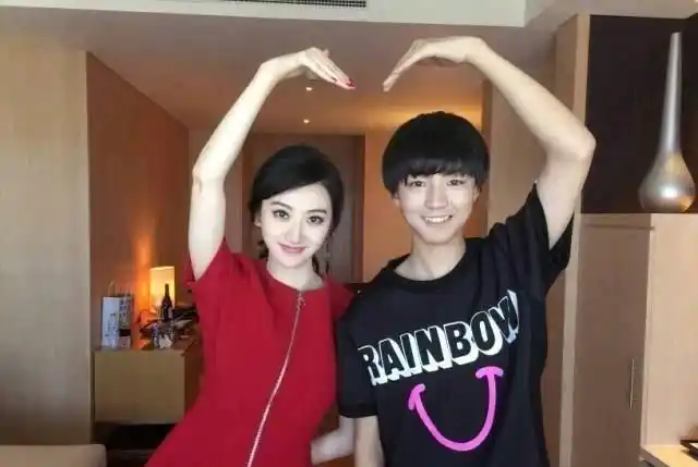 王俊凯与女星同框赵丽颖变迷妹和杨幂最养眼只有她一脸嫌弃