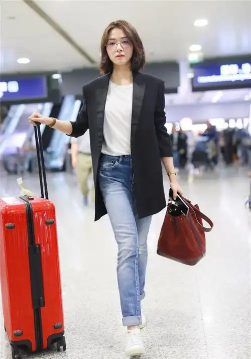 37岁万茜衣品就是好,西装外套混搭牛仔裤好时髦,减龄不止10岁!