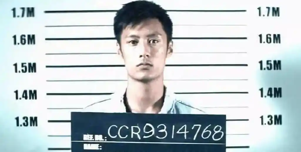 古天乐在剧中也有在监狱的照片,古天乐180的身高在剧中也是180左右,戏