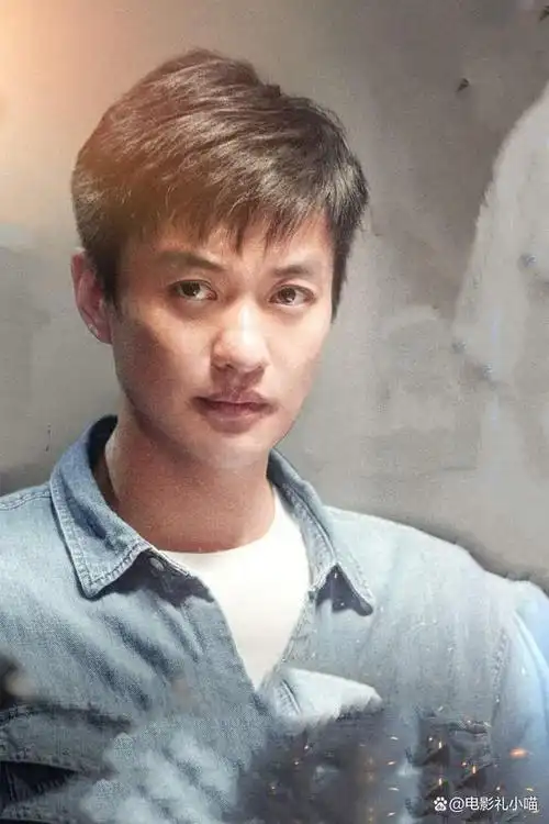 了电影《扫黑行动》了吧,不得不承认,周一围穿着警服的样子是真心帅气