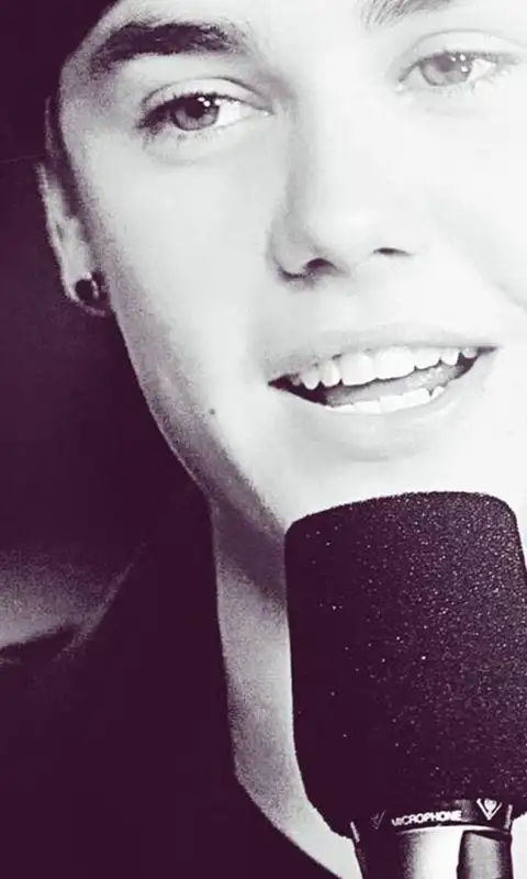 演唱会上的贾斯汀·比伯(justin_bieber)黑白照片手机壁纸