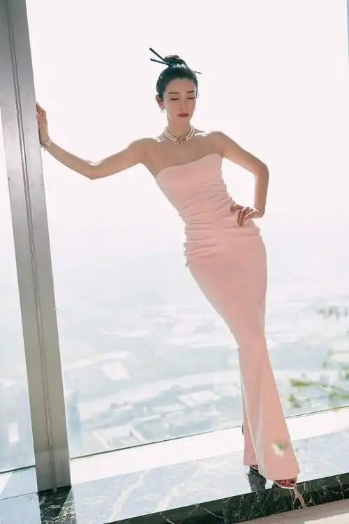 李冰冰的身材是真实存在的吗?穿抹胸裙好苗条啊,看着像人鱼一样