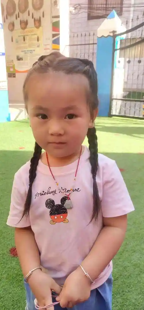 幼儿园小朋友发型女孩编发1,1一款平眉刘海的齐脖短发波波头发型,发顶