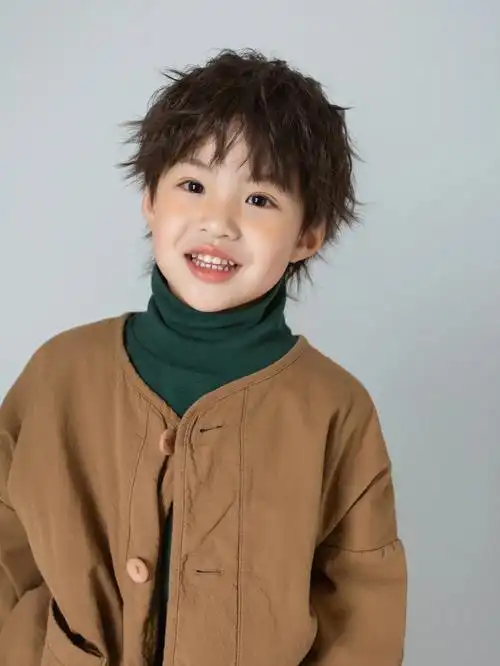 这个小男孩78好像有点帅哦