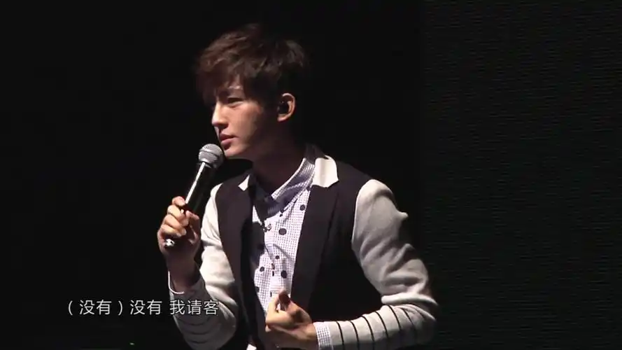 炎亚纶雕型外露展好身材亲民大气现场请客吃饭