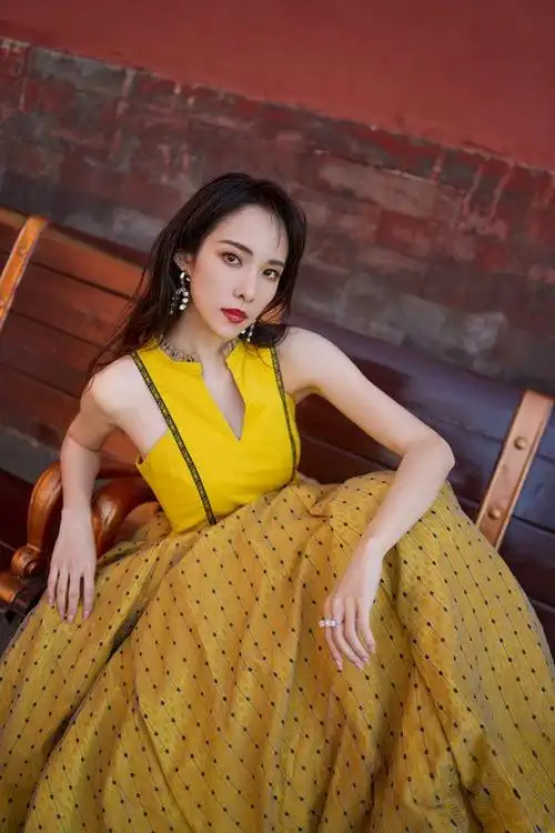 阳蕾最新写真释出娇艳如阳令人怦然心动