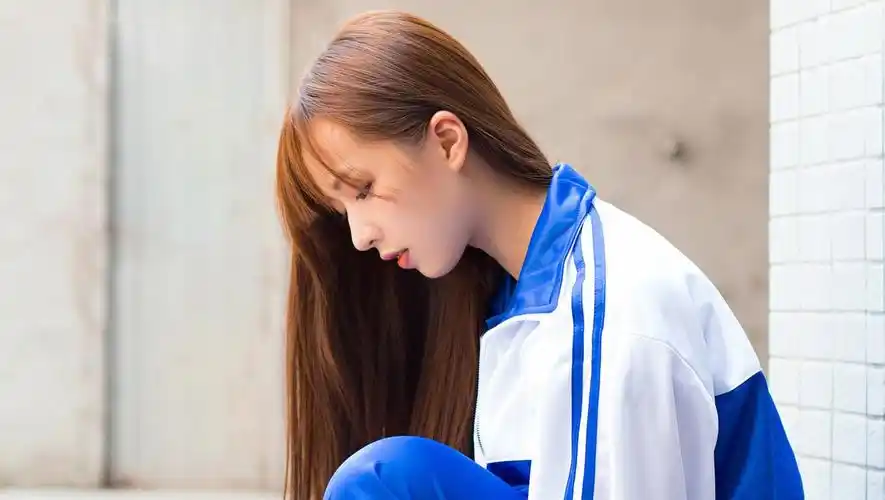 总要穿校服的女生,还是别扎马尾了,秋冬换这3发型完全不输校花