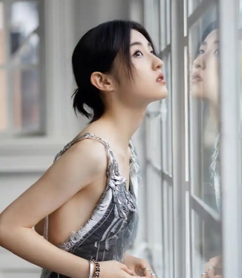 自从张子枫开始走性感路线之后,感觉整个人气质都变了,已经很难想象她