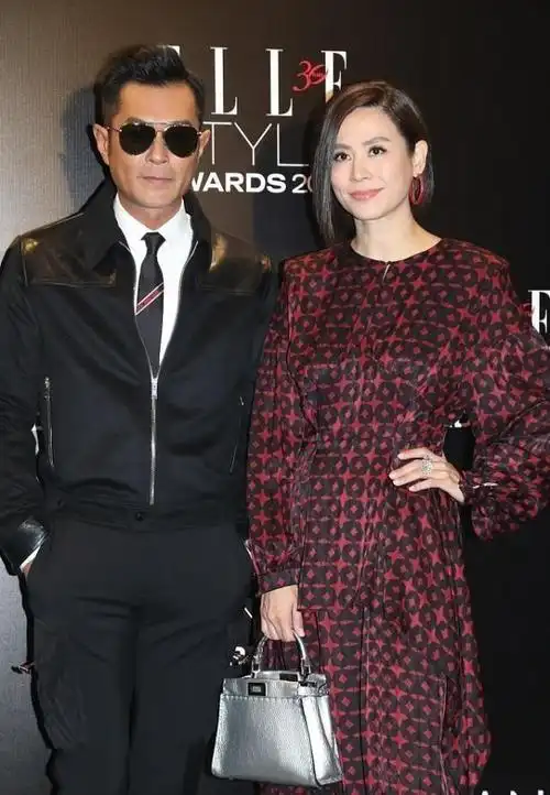 宣萱和古天乐同框挺有cp感穿印花裙配红色长靴美得贵气又自然