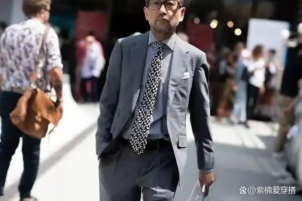 不管是自己的婚礼还是参加一些宴会,都可以把这件西装披在身上,西装是