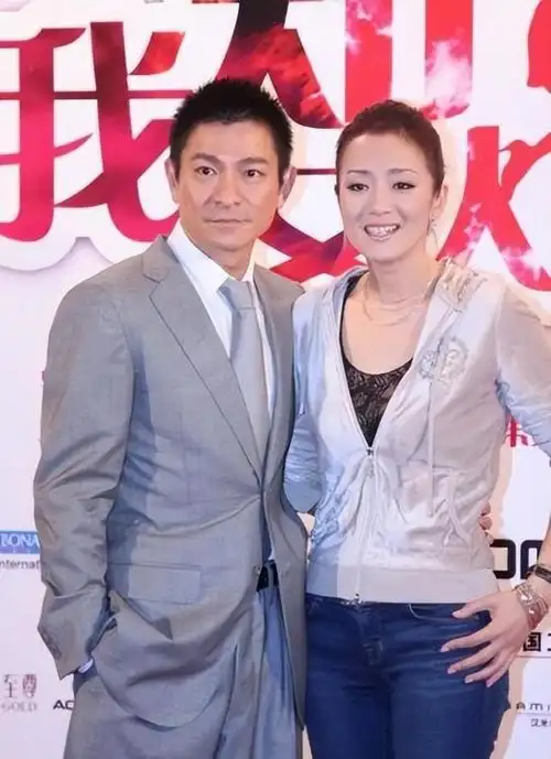 巩俐和刘德华同框女神妩媚尽显小女人感俩人拥抱身高差成亮点