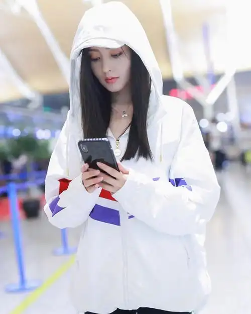 张天爱颜值女神机场街拍,魅力四射哦!