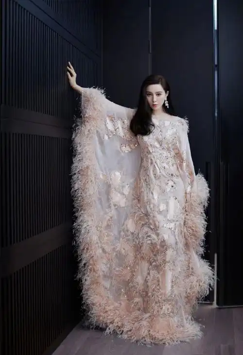 范冰冰不愧是国际女神穿粉色羽毛裙时尚显嫩哪里像38岁