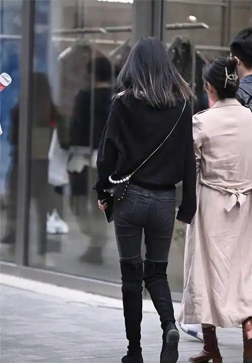 春天温暖的穿搭,长靴搭配紧身牛仔裤,打造简约时尚的风格_效果_美女