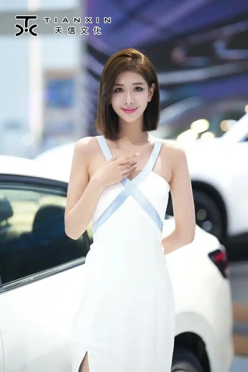 车模:斯雯.模特斯文大连#美女车模 最近在#杭州车展 本人真 - 抖音