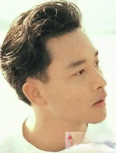 张国荣的发量不少,将头发梳理整齐,并烫出蓬松饱满的效果,很有个性