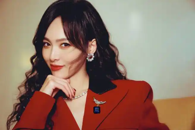 唐嫣除夕营业照##唐嫣春晚造型梦回汪小姐