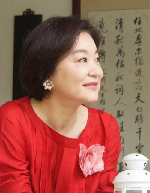 林青霞晒老照片,扮男装玉树临风穿女装娇俏,66岁依然风韵犹存_手机