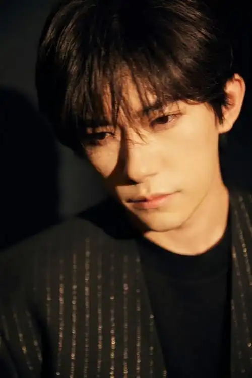 没有一句台词#易烊千玺的新短片出炉,没有台词,只有表情和眼神的交汇