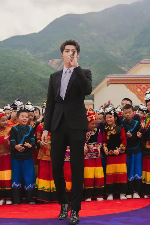 吴亦凡献唱央视"心连心"慰问演出 以榜样力量传递爱心正能量