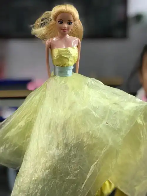 这几节课,我们就给芭比娃娃换衣服,变造型…… 芭比娃娃的晚礼服来了