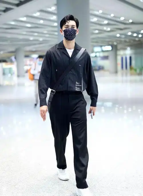 男明星最新机场穿搭龚俊最简单大方马天宇腿又细又白太优越了