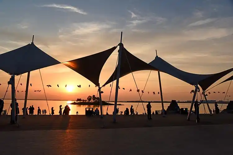 湖北荆门漳河静心湖心岛在阳光沙滩放飞