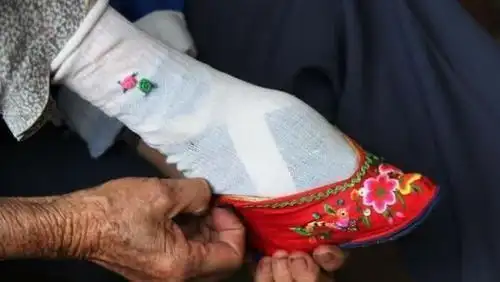 也就是说,古时候女子要想有一双三寸金莲,就要想办法把自己的脚变成一